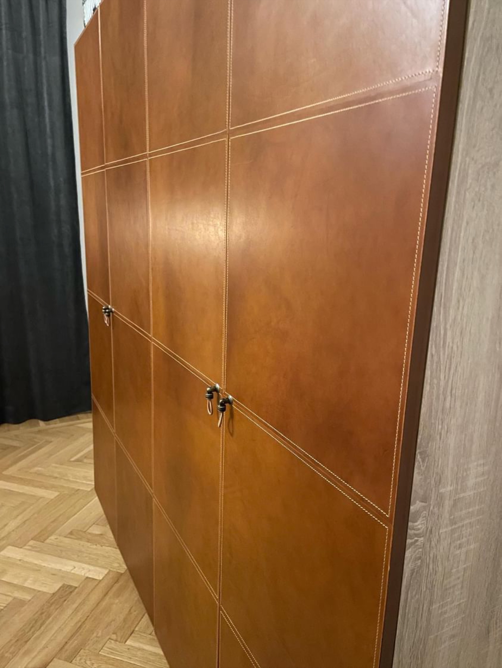 Läderklädda garderobsdörrar, Privat